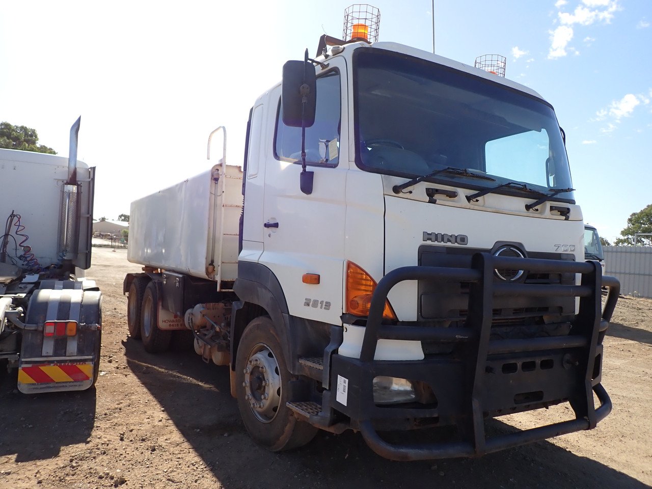 P4110393__55126.1745281255.jpg Hino 700 - Image 1