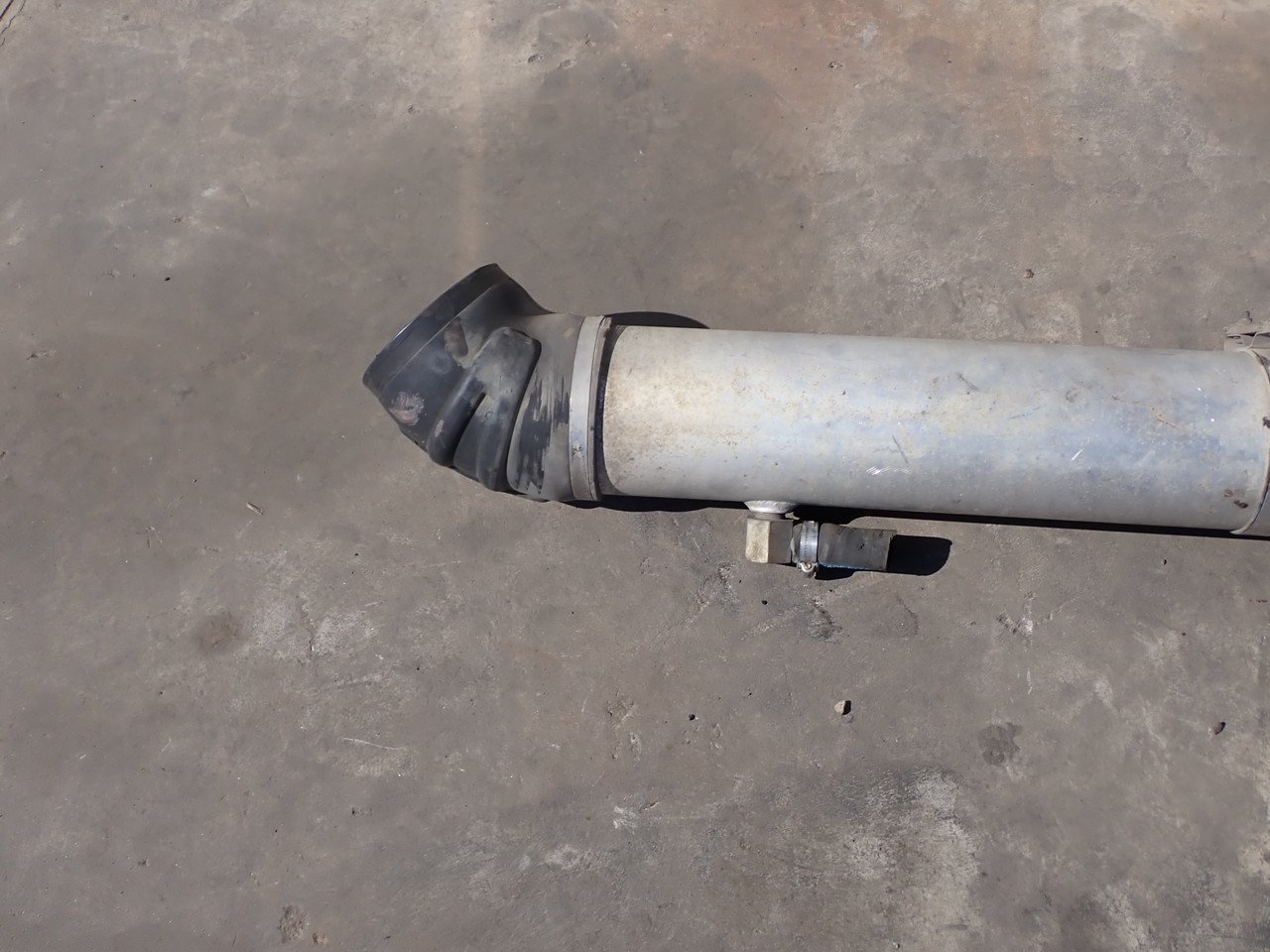 P9250039__45300.1727314629.jpg 2016 T409 Kenworth Air Cleaner Cross Pipe - Image 1